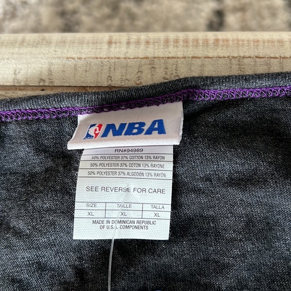NWT Women’s XL LA Lakers Lightweight Top - Picture 3 of 3